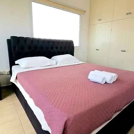 Suburban Family וילה לימסול