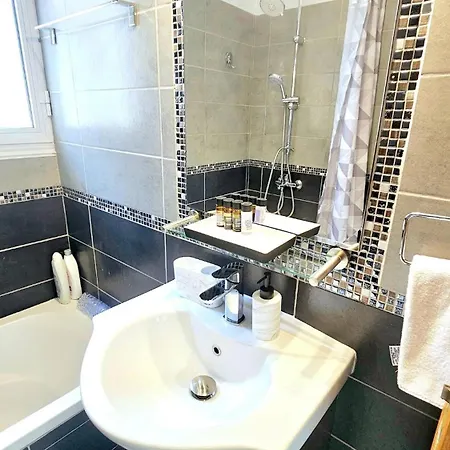 Suburban Family * לימסול