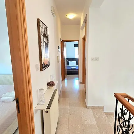 Suburban Family לימסול