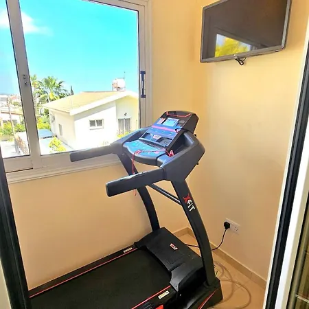 فيلة Suburban Family ليماسول