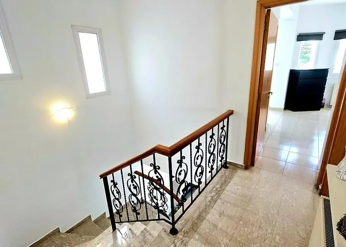 Vila Suburban Family *