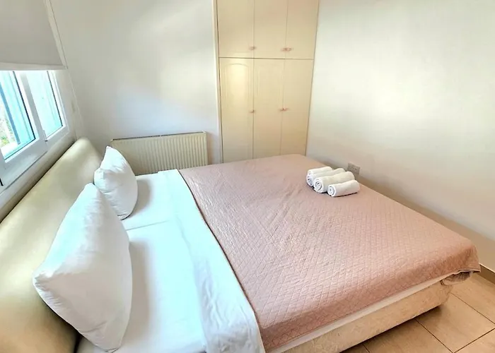 Willa Suburban Family