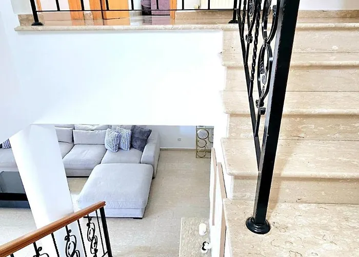 Vila Suburban Family