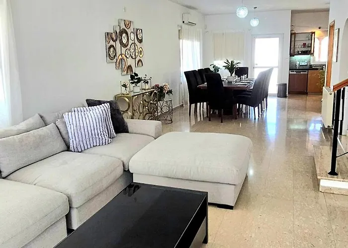 Suburban Family Vila