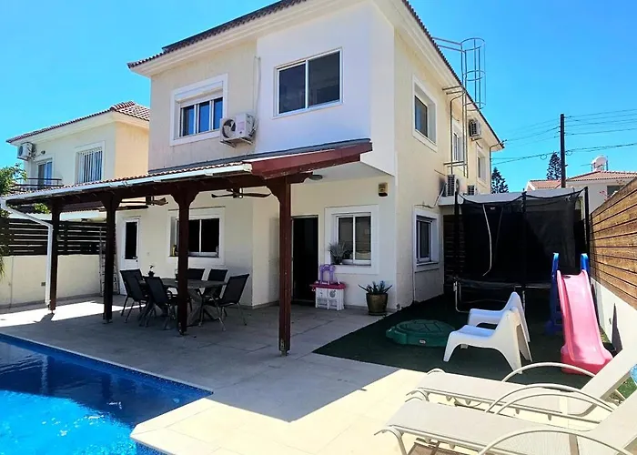 Vila Suburban Family *