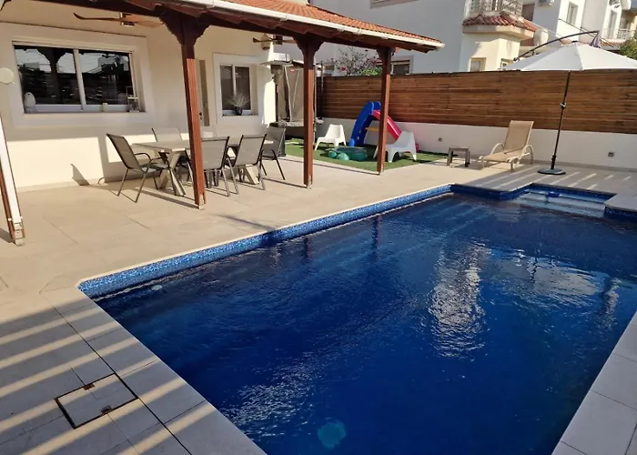 Suburban Family Vila