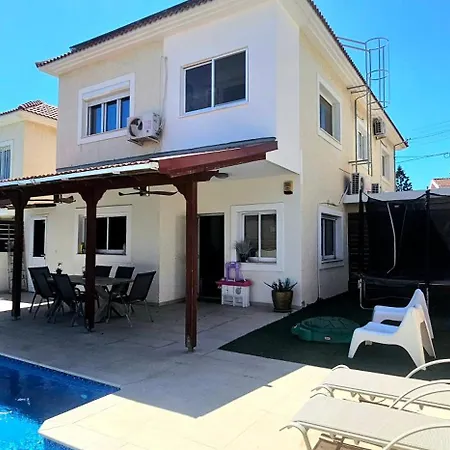 Villa Suburban Family *